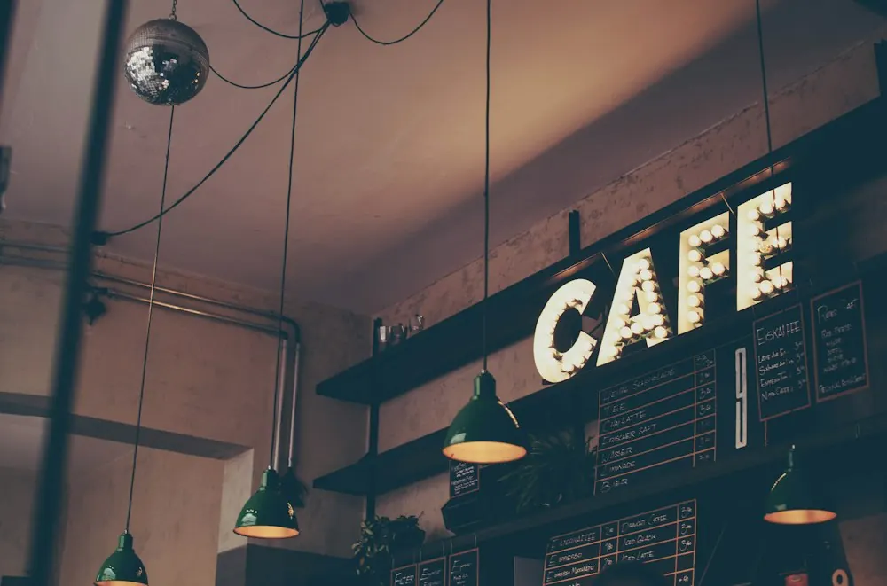 Xícara de café com doces na varanda