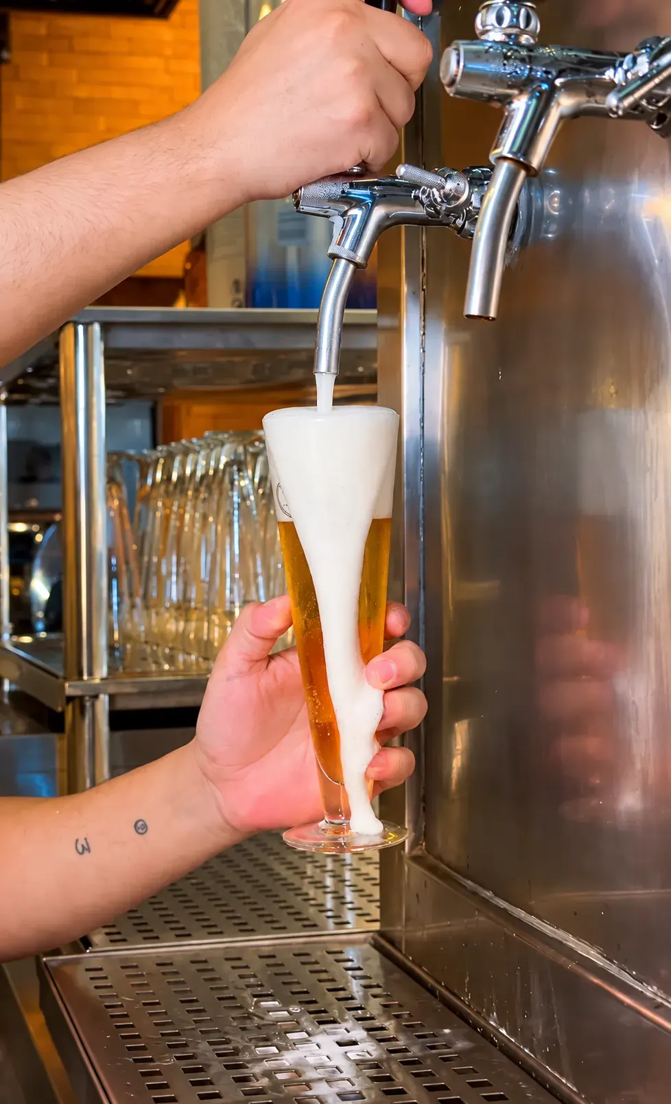 Chopp sendo tirado na torneira