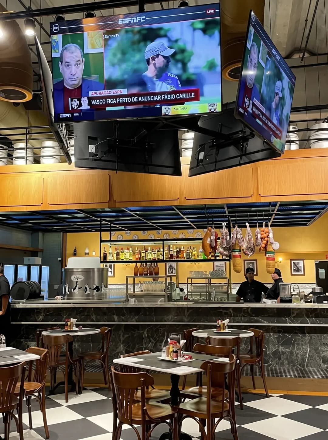 Salão do bar com televisões