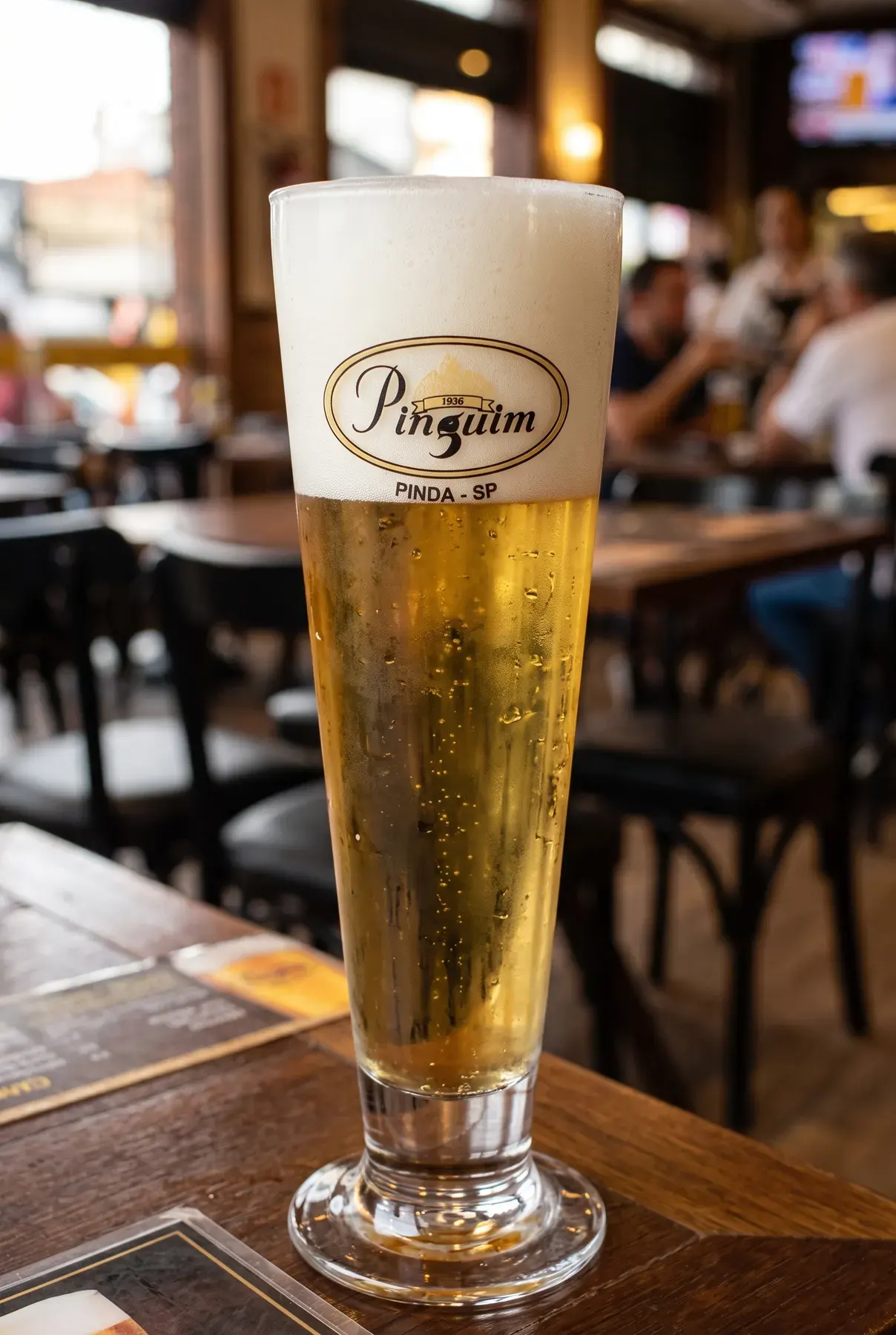 Tulipa de chopp com colarinho cremoso