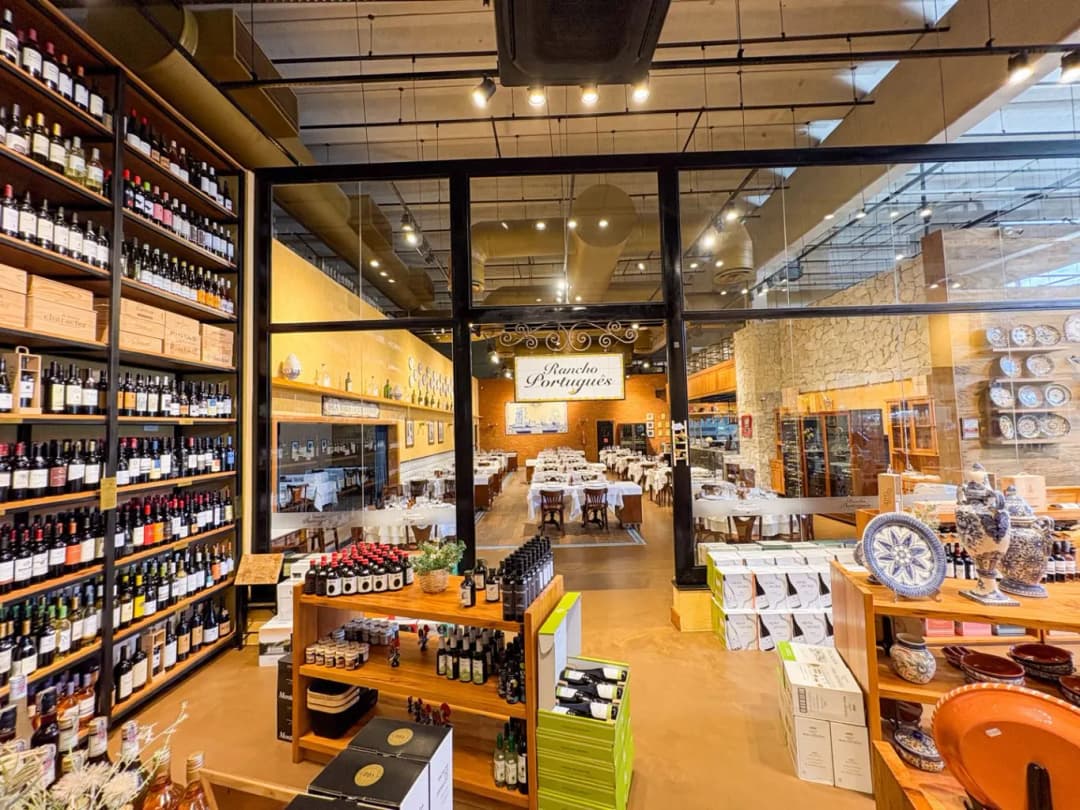 Adega com prateleiras de vinhos